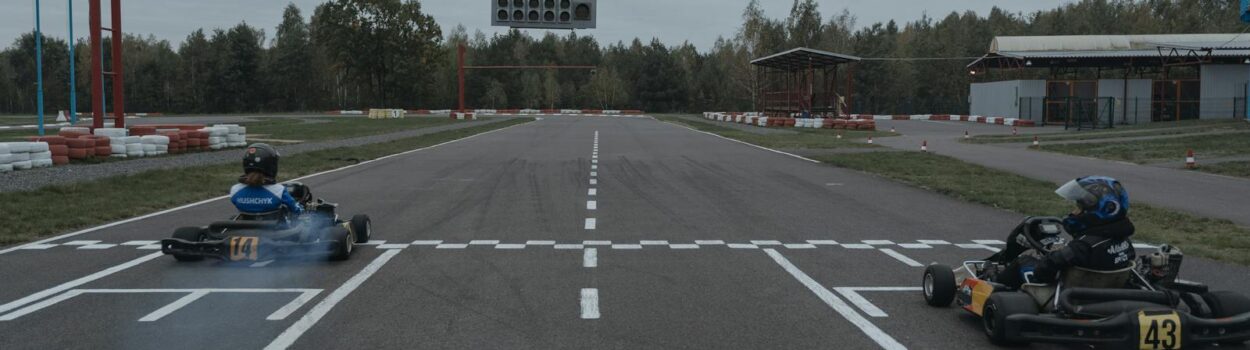 Fin passionnante d'une course de karting sur une piste extérieure, mettant en valeur une action intense de sport automobile.