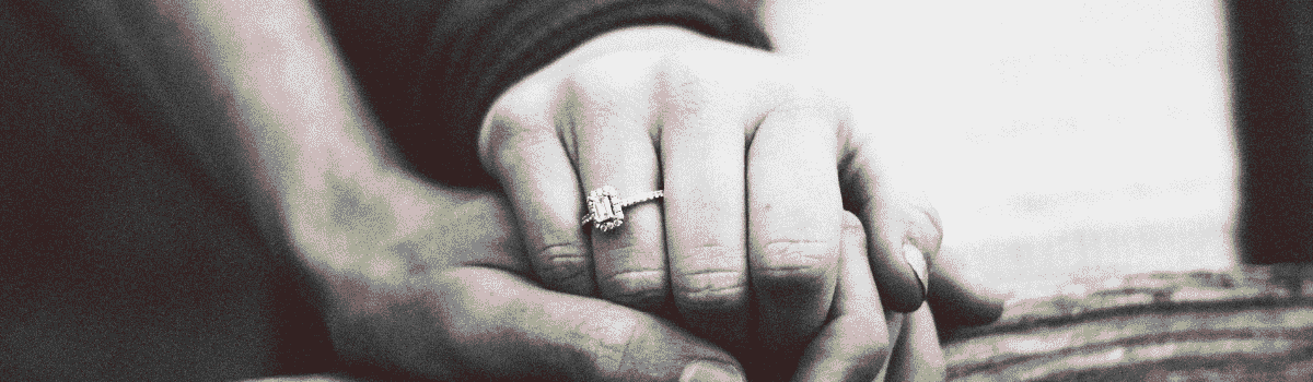 mains avec bague de fiançailles