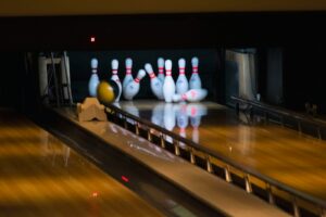 boules de bowling frappant les quilles