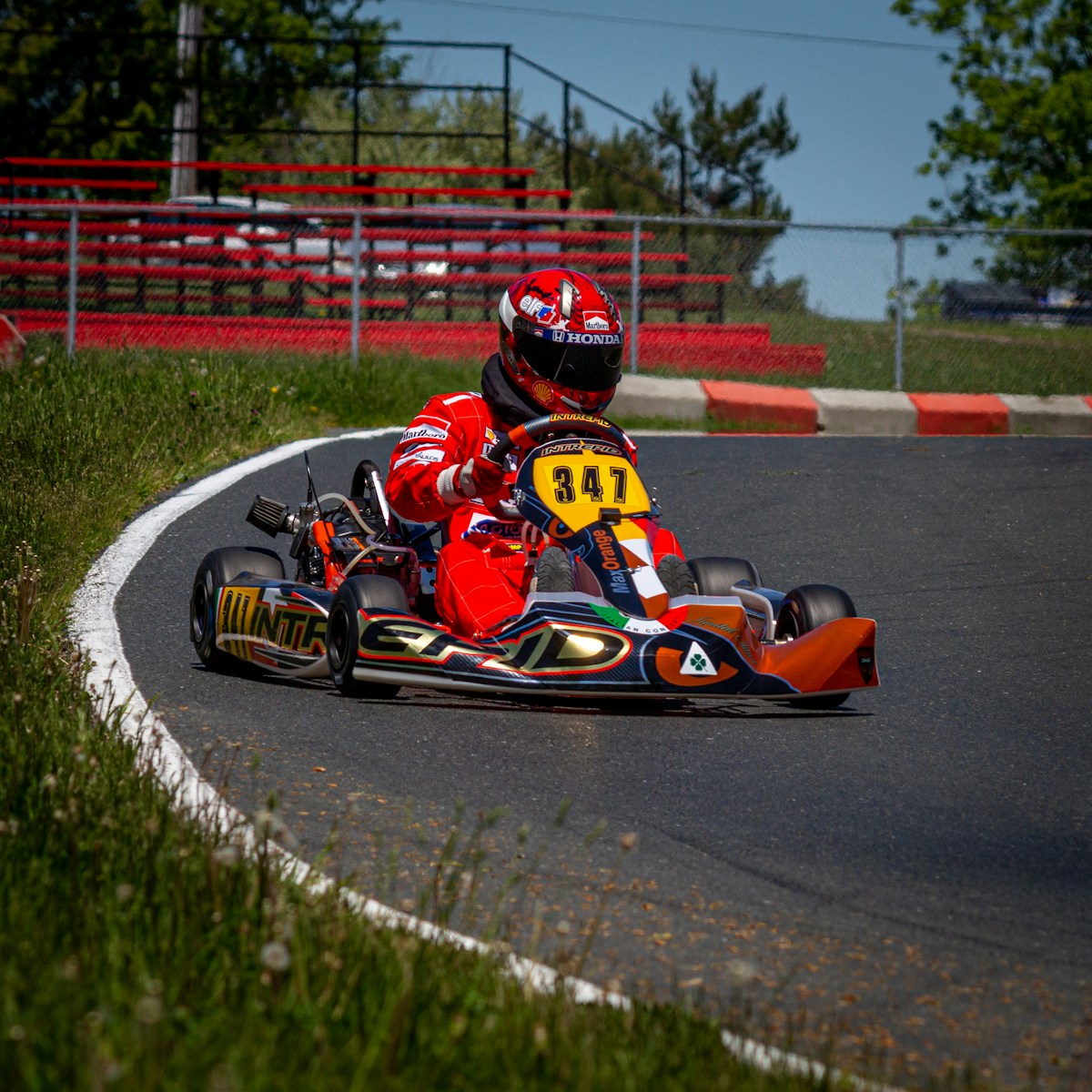personne conduisant un kart rouge et noir