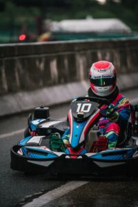 une personne conduisant un kart