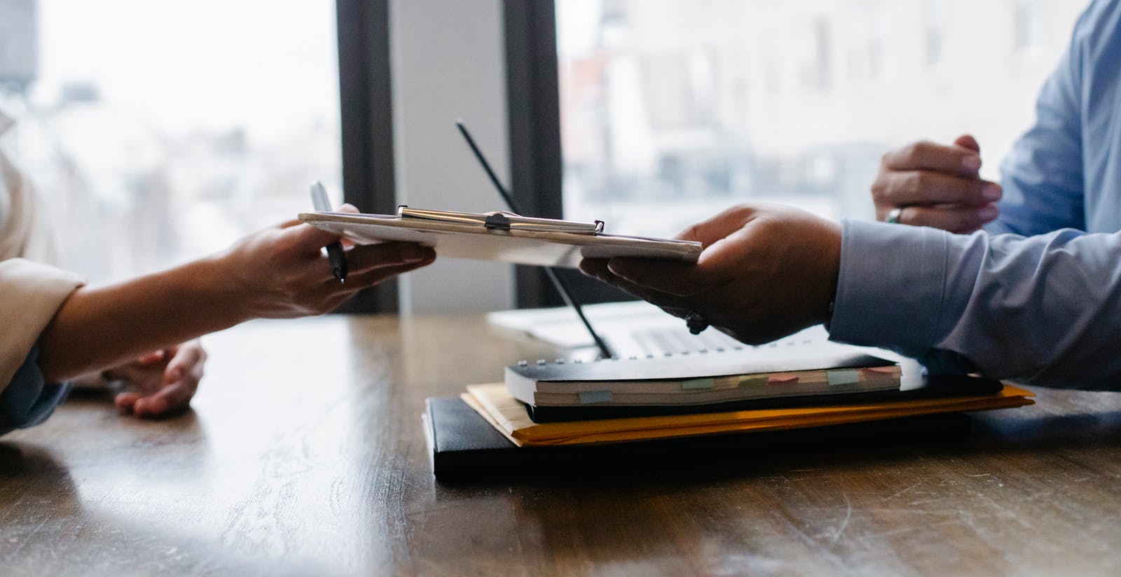 Candidat face aux recruteurs